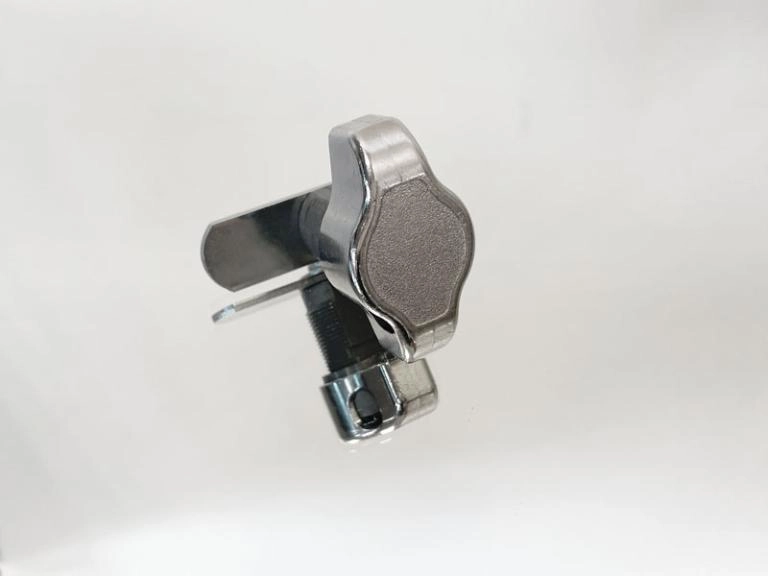 Grigio neutro di armadietti con lucchetto serrature per palestra,  spogliatoio, azienda, scuola per personal storage Foto stock - Alamy